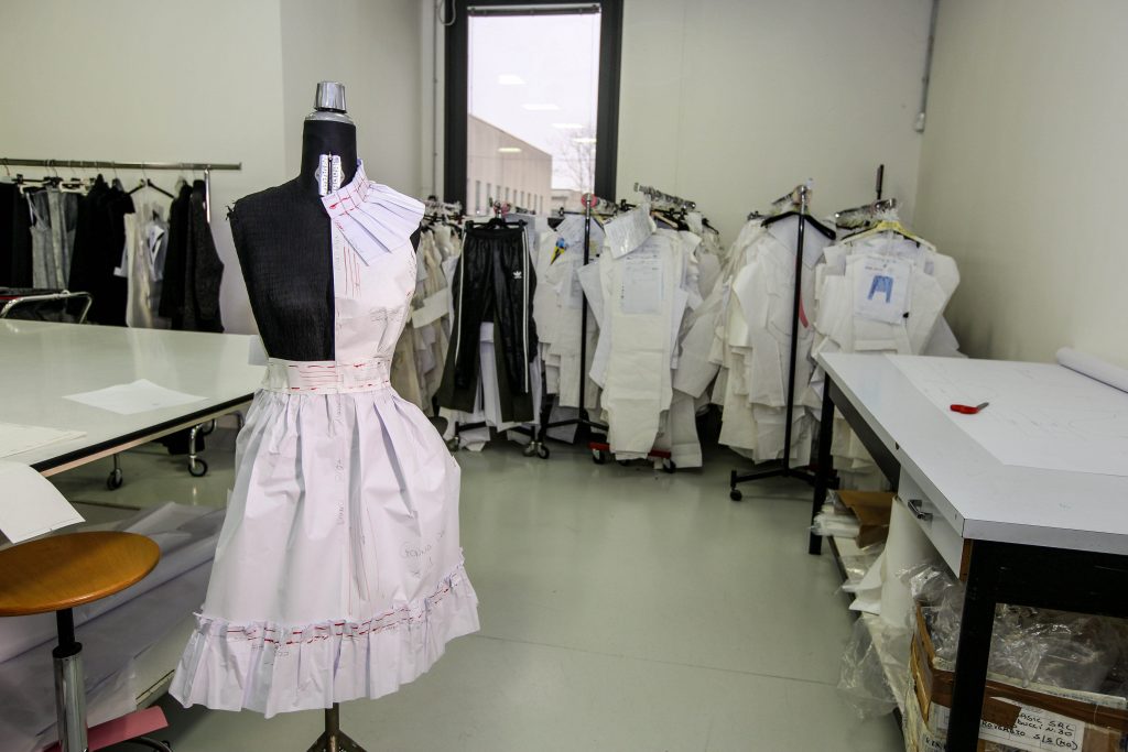 La produzione di abbigliamento conto terzi è un servizio essenziale per le aziende del settore moda e abbigliamento.